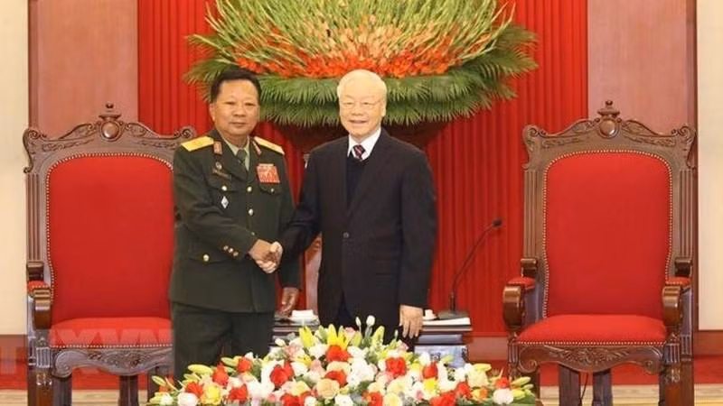Генеральный секретарь ЦК КПВ Нгуен Фу Чонг и Вице-премьер, Министр обороны Лаоса Тянсамон Тяннялат. Фото: ВИА