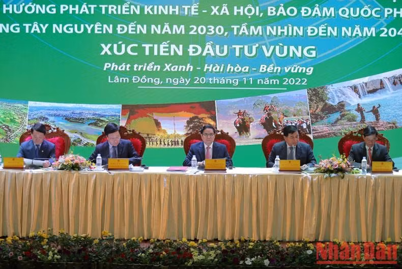 Премьер-министр Фам Минь Тьинь (в центре) председательствует на конференции.