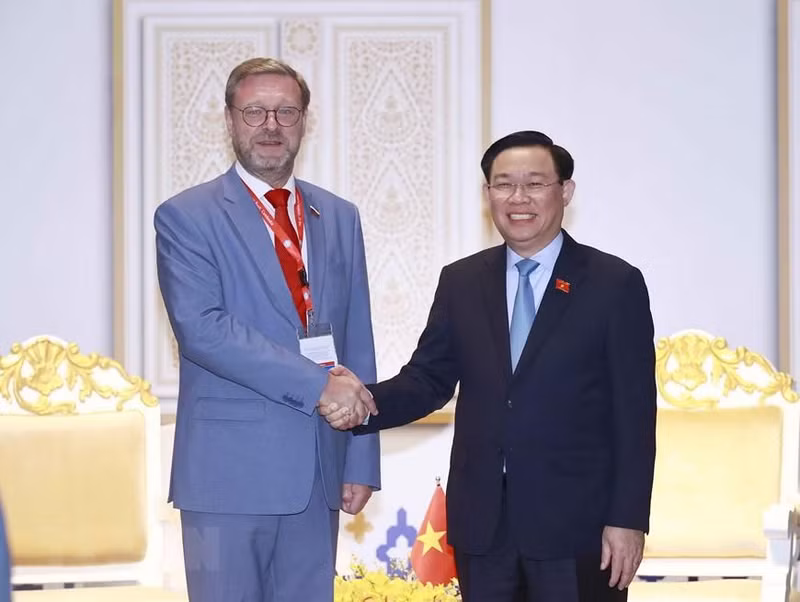 Председатель НС Выонг Динь Хюэ и Зампредседателя Совета Федерации ФС России Константин Косачев. Фото: ВИА