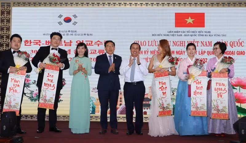 Участники мероприятия фотографируются на память.