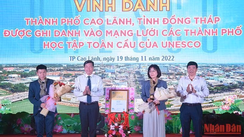 Г-жа Мики Нозава вручает сертификат городу Каолань. Фото: Хыу Нгиа