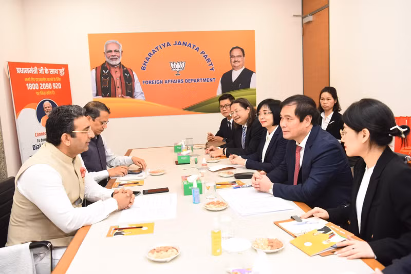 Товарищ Фан Суан Тхюи и делегация на встрече с представителями БДП. Фото: ВИА