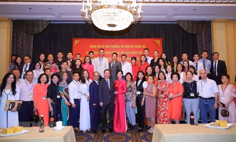 Президент Во Ван Тхыонг фотографируется с представителями вьетнамского сообщества в Австрии и Европе. Фото: ВИА