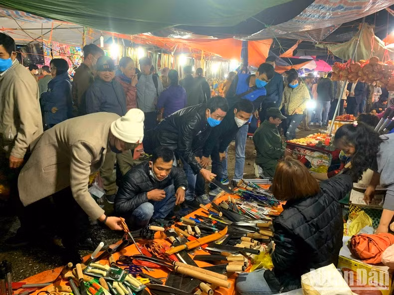 Рынок Виенг ночью. Рынок Виенг ночью.