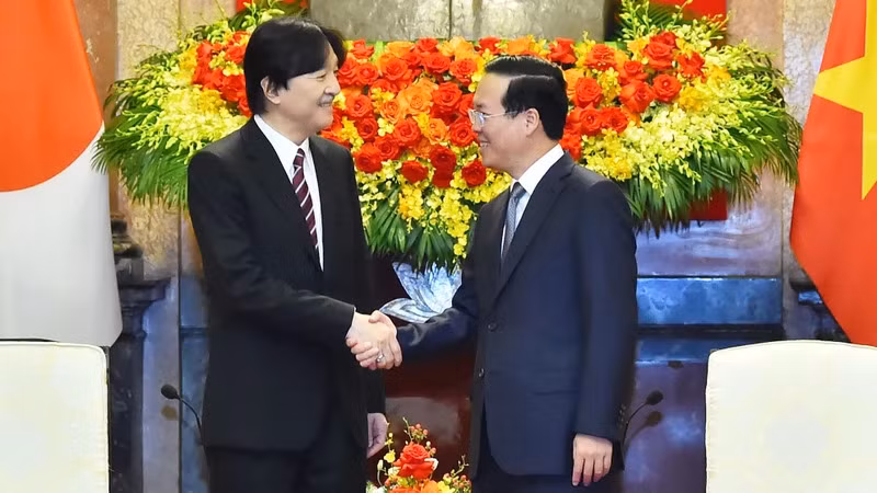 Президент Во Ван Тхыонг (справа) принимает Наследного принца Акисино. Фото: Тхюи Нгуен