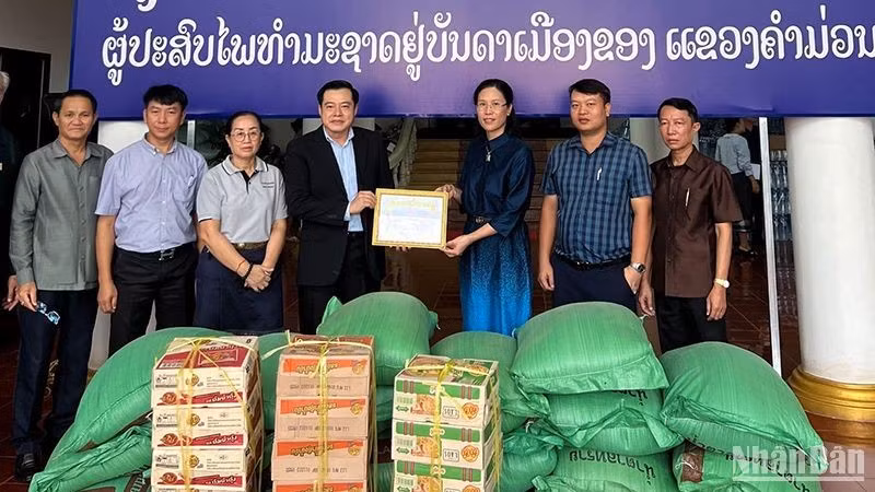 Подарки будут должным образом распределены и вскоре доставлены жителям в пострадавших районах. Фото: Хай Лонг