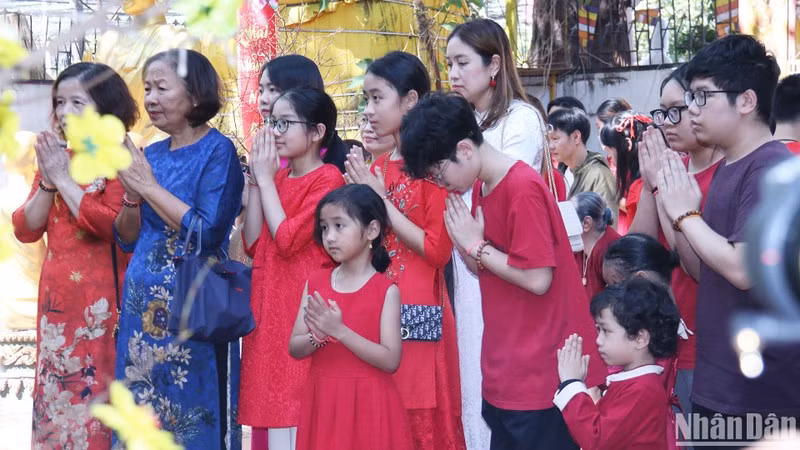 Вьетнамцы посещают пагоду во Вьентьяне. Фото: Хай Тиен