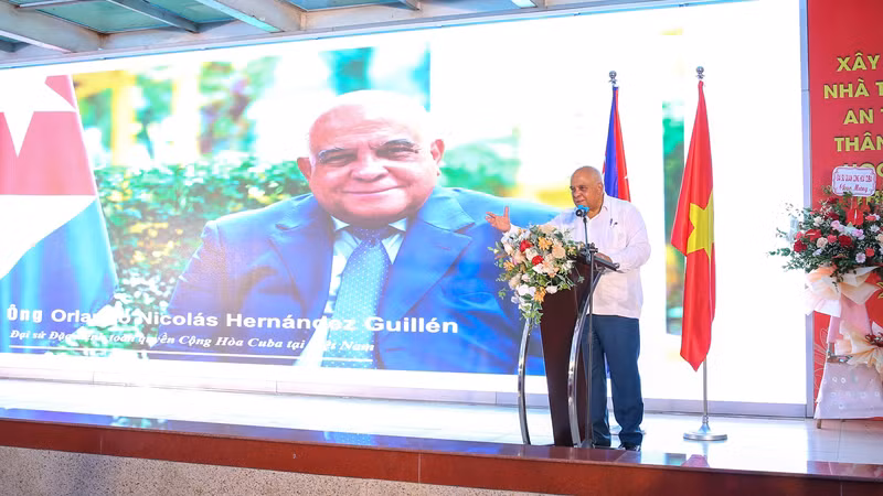 Посол Кубы во Вьетнаме Орландо Николас Эрнандес Гильен выступает на беседе. Фото: dangcongsan.vn