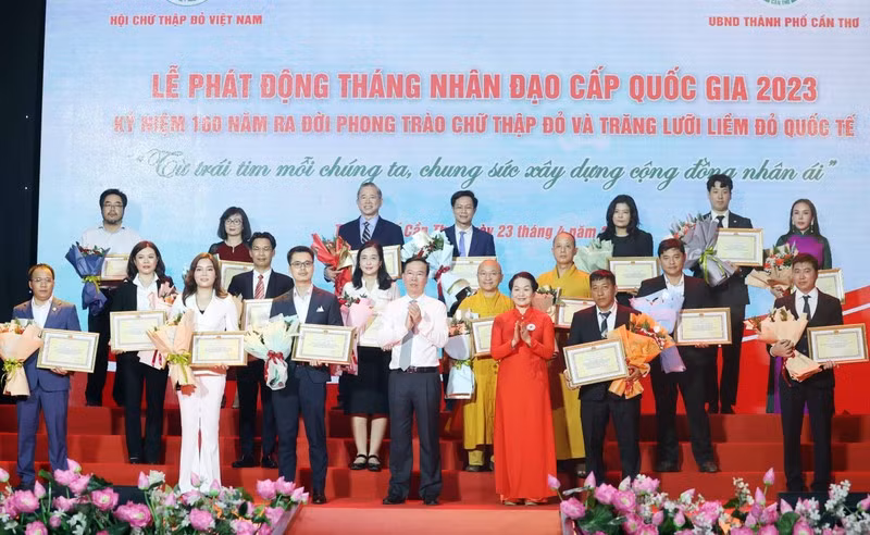 Президент Во Ван Тхыонг фотографируется с делегатами Общества Красного Креста Вьетнама. Фото: ВИА 