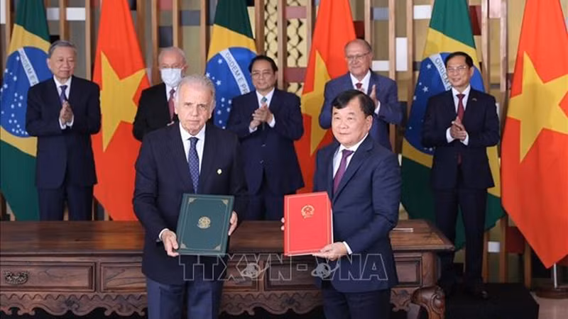 Премьер-министр Фам Минь Тьинь и Президент Бразилии присутствуют на церемонии подписания ряда документов о сотрудничестве между двумя странами. Фото: ВИА