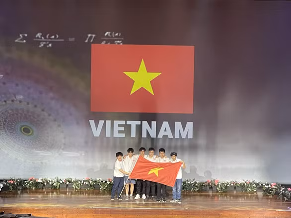 Вьетнамская команда на международной олимпиаде по математике.