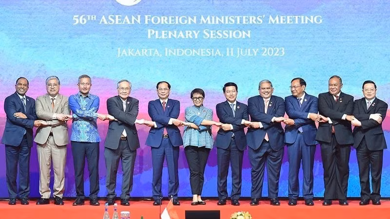 Министр Буй Тхань Шон (5-й слева) на 56-м совещании Министров иностранных дел АСЕАН в Индонезии.