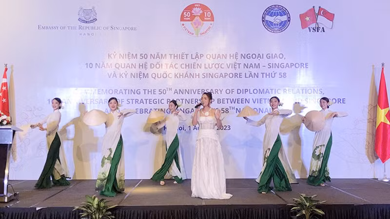 Художественное мероприятие, посвященное празднованию 50-й годовщины установления дипломатических отношений между Вьетнамом и Сингапуром. 