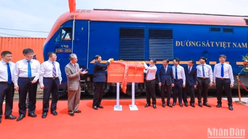 Церемония приема первого грузового поезда по маршруту Шицзячжуан (Китай) - Йенвьен (Вьетнам).