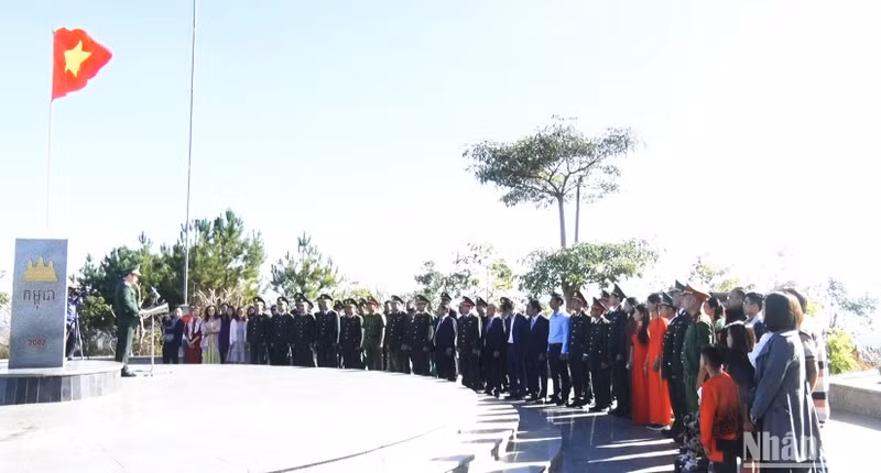 Церемония поднятия флага у вьетнамско-лаосско-камбоджийского пограничного столба.