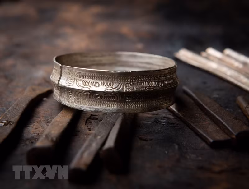 Серебряный браслет народности Нунг.