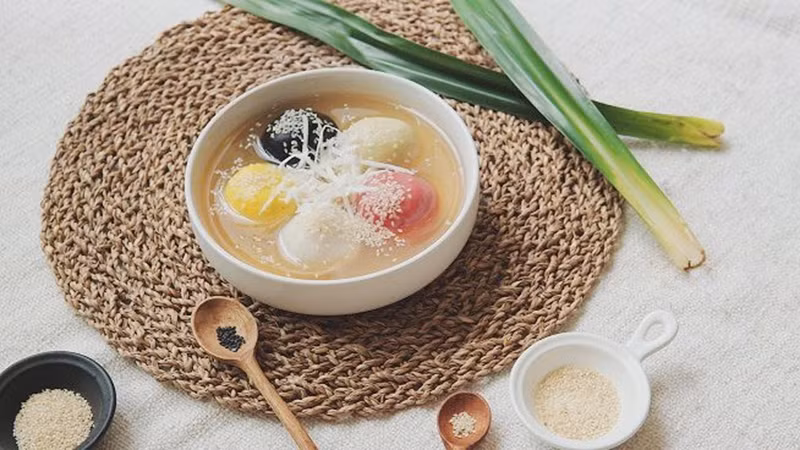 «Баньчойтау» приготовлено из клейкого риса и наполнено черным кунжутом, тертым кокосом и имбирем.