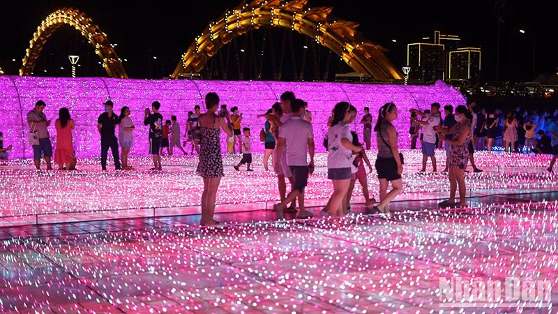 Жители и гости города Дананга наслаждаются световой программой. 