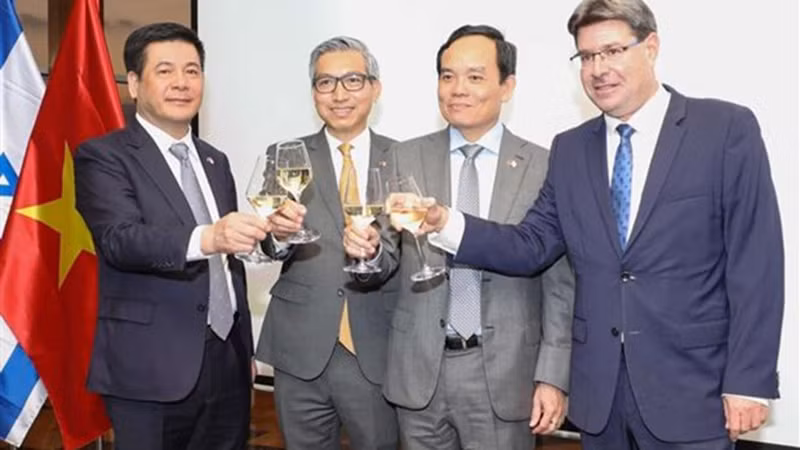 Вице-премьер Чан Лыу Куанг (второй справа) на церемонии празднования. Фото: ВИА