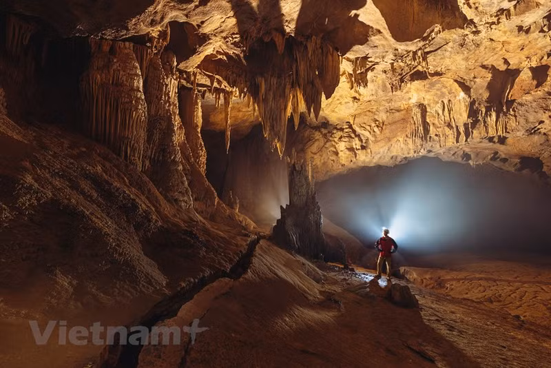 Величественные пейзажи внутри пещеры.