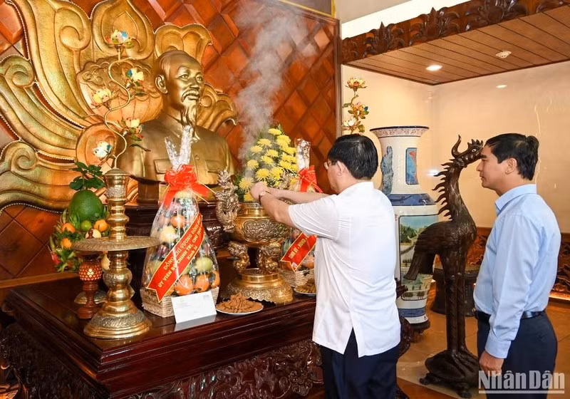 Председатель НС Выонг Динь Хюэ зажигает благовония в память о Президенте Хо Ши Мине. Фото: Зюи Линь
