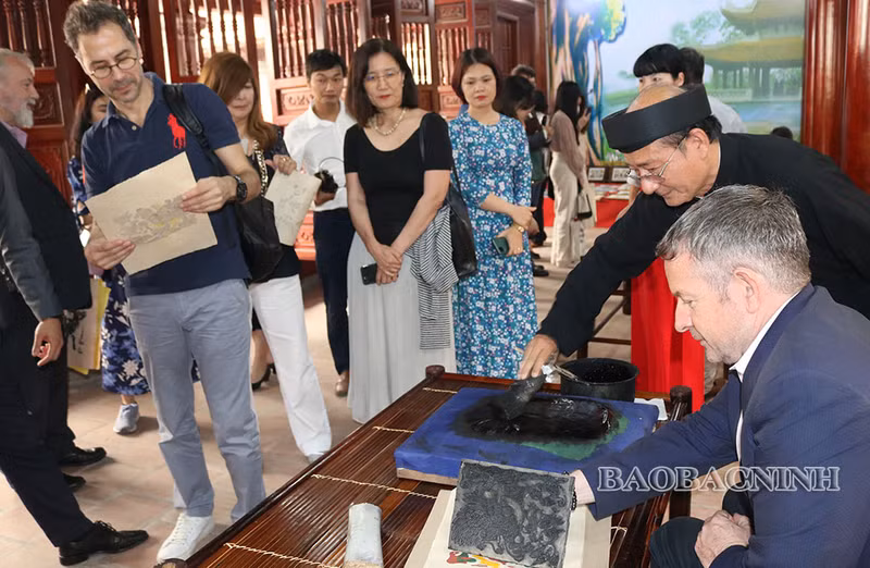 Иностранные гости изучают искусство лубочных картинок Донгхо. Фото: baobacninh.com.vn