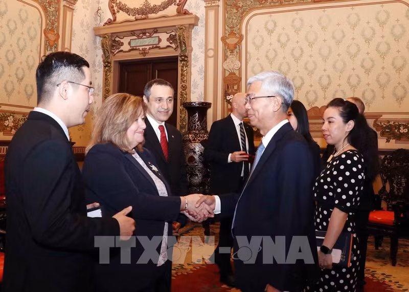 Руководитель г. Хошимина принимает Министра сельского хозяйства, продовольствия и сельских дел Онтарио Лизу Томпсон. Фото: ВИА