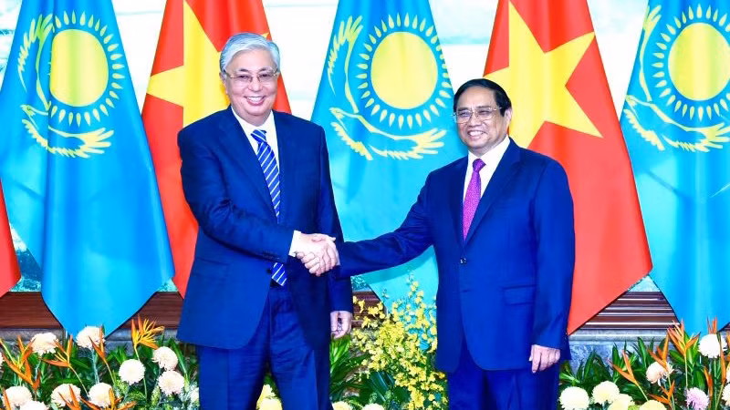 Премьер-министр Фам Минь Тьинь и Президент Казахстана Касым-Жомарт Токаев. Фото: Чан Хай