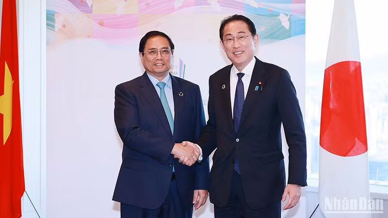 Премьер-министр Фам Минь Тьинь и Премьер-министр Японии Кисида Фумио. Фото: Зыонг Жанг