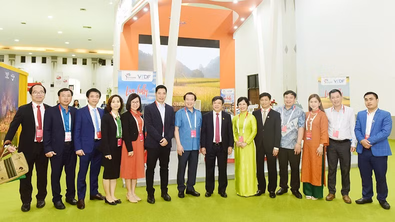 Делегаты фотографируются у вьетнамского стенда. Фото: Главное управление туризма