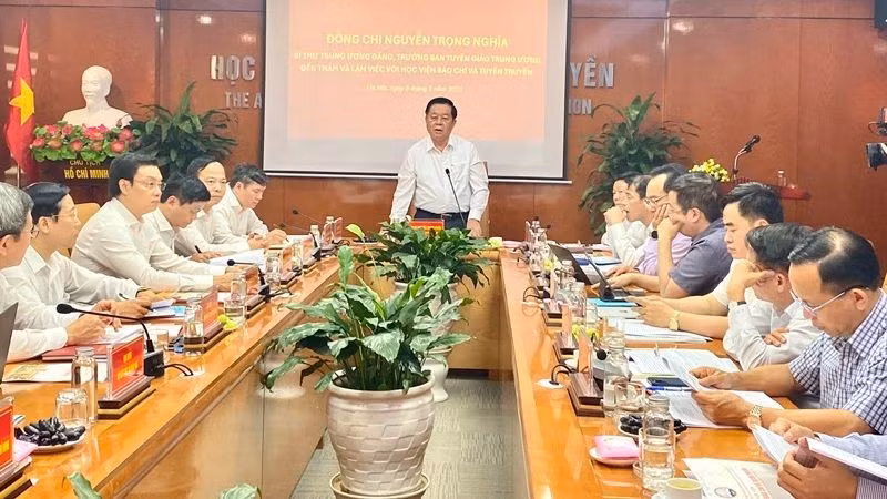 Товарищ Нгуен Чонг Нгиа выступает на встрече. 