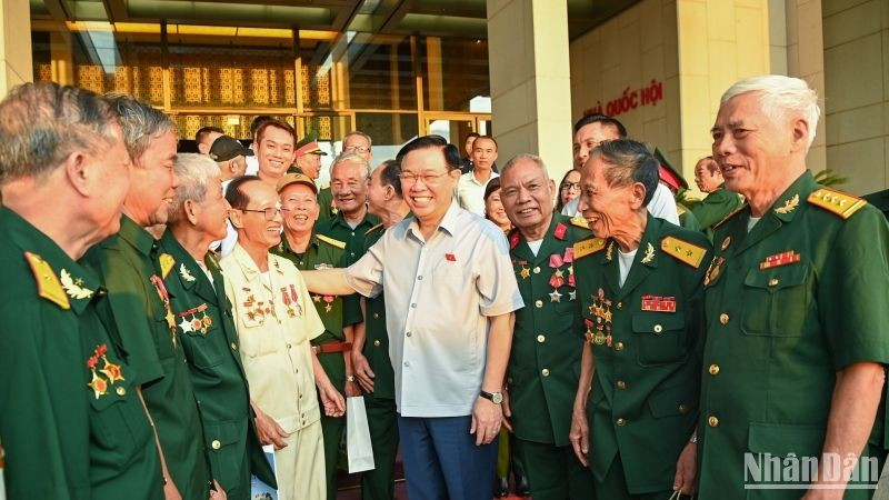 Председатель НС на встрече с делегацией Ассоциации революционных солдат, которые были захвачены врагом и заключены в тюрьму в провинции Нгеан.
