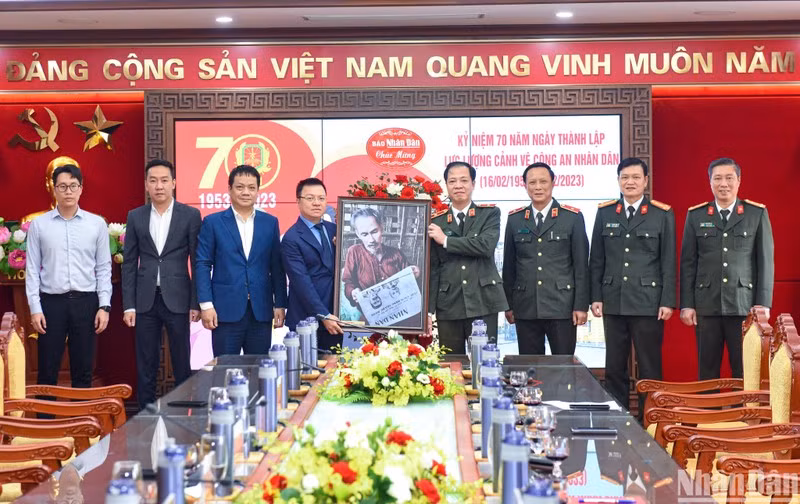 Делегация газеты «Нянзан» вручает памятный подарок Командованию гвардии. Фото: Тхань Дат