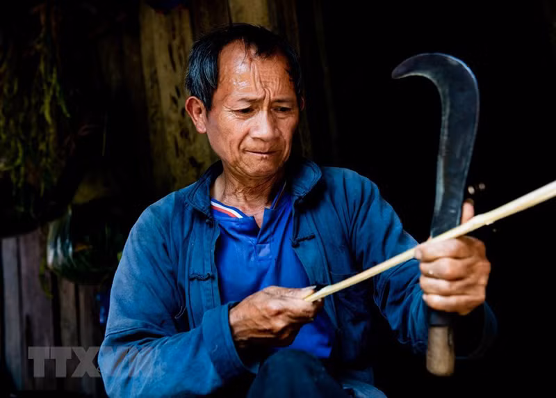 Процесс плетения заплечного короба состоит из множества этапов.