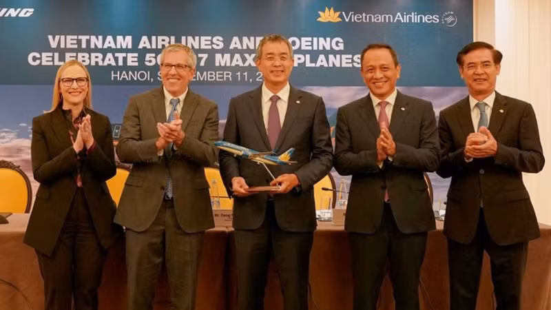 Представители «Vietnam Airlines» и «Boeing» фотографируются на память.