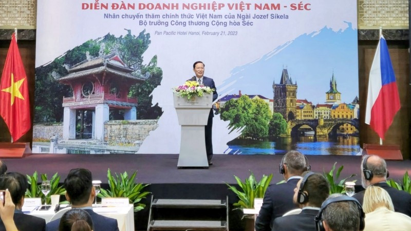 Руководитель VCCI выступает на бизнес-форуме.