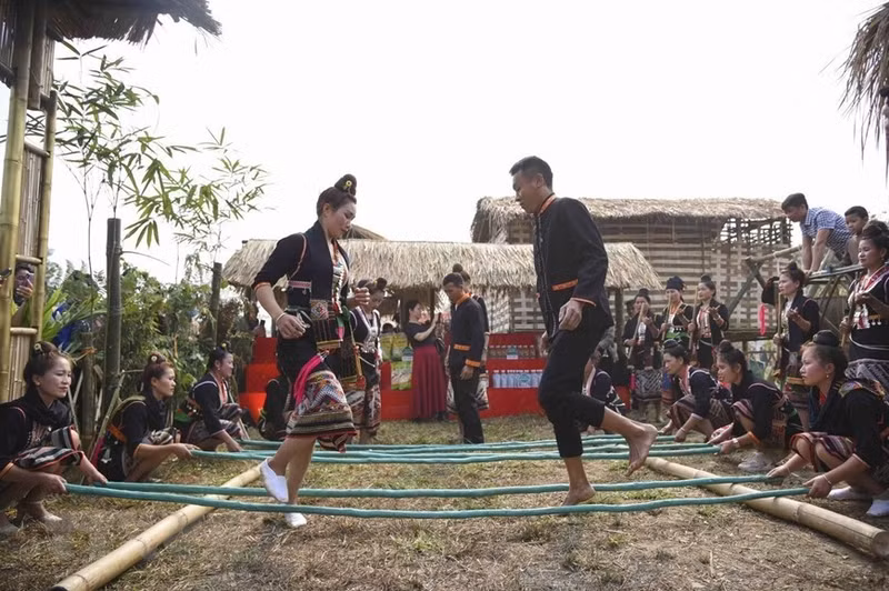 Танцевальное представление народности Кхому в провинции Дьенбьен на фестивале Баухинии.