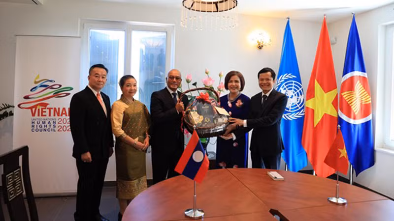 Посол Латсами Кеомани поздравляет Постоянную миссию Вьетнама при ООН, ВТО и других международных организациях в Женеве. Фото: ВИА