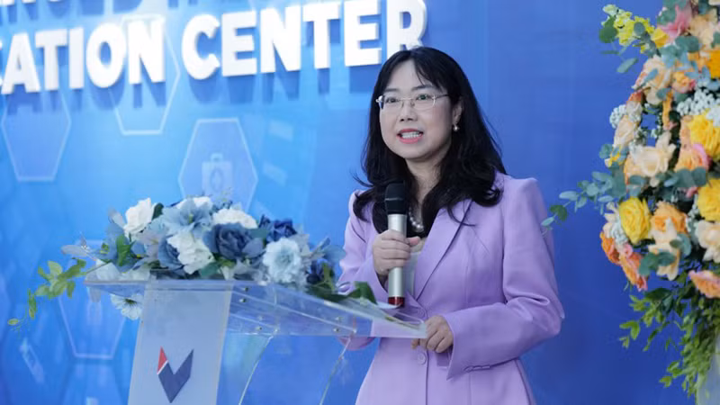 Председатель совета университета VinUniversity Ле Май Лан выступает на церемонии открытия AIEC.