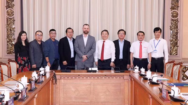 Руководители г. Хошимина фотографируются с рабочей делегацией Google for Education. 