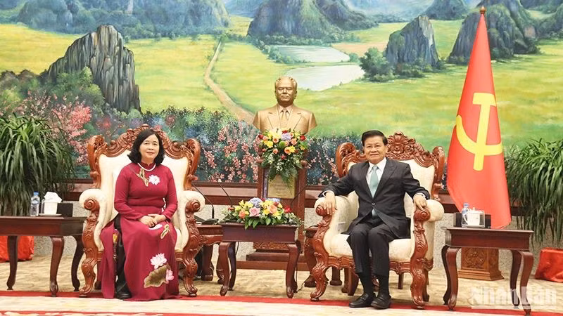 Генеральный секретарь ЦК НРПЛ, Президент Лаоса Тхонглун Сисулит принимает товарища Буй Тхи Минь Хоай. Фото: Чинь Зунг 