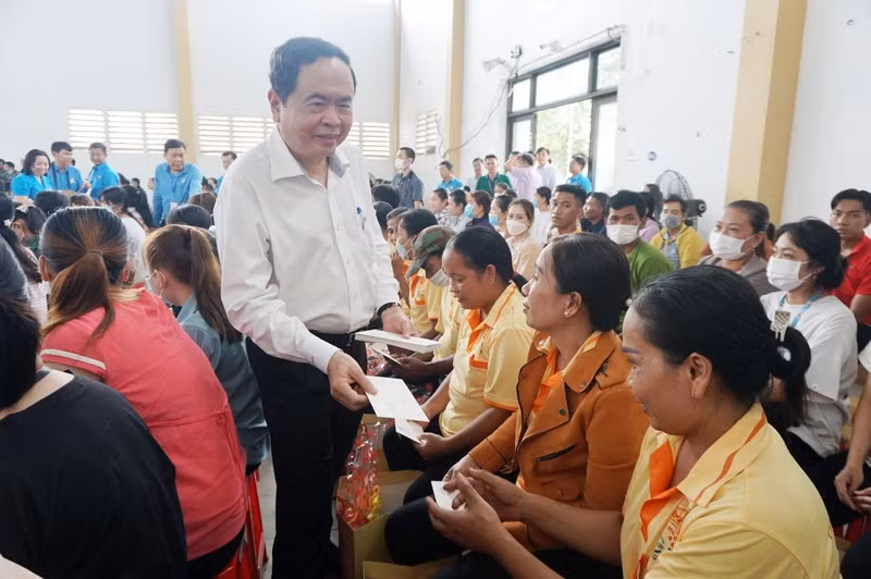 Товарищ Чан Тхань Ман поздравляет жителей уезда Тяутхань с наступающим Тэтом.