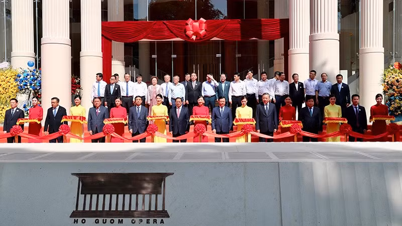 Церемония разрезания красной ленты в знак открытия театра. Фото: Нам Нгуен