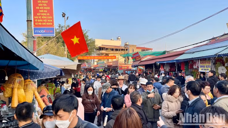 Посетители собрались на рынке Виенг с 15 часов 28 января. Посетители собрались на рынке Виенг с 15 часов 28 января.