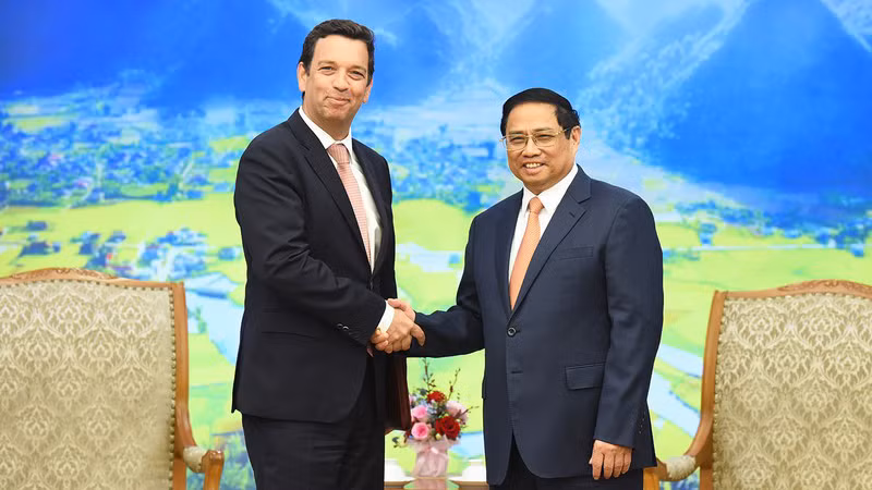 Премьер-министр Фам Минь Тьинь и Председатель совета директоров, генеральный директор американской корпорации Abbott Роберт Форд. Фото: Чан Хай