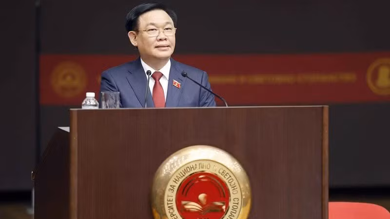 Председатель НС Вьетнама Выонг Динь Хюэ выступает с речью.