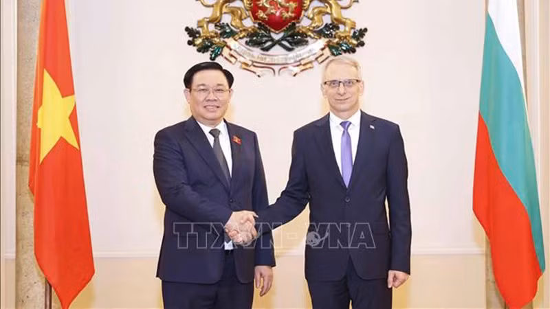 Председатель НС Выонг Динь Хюэ и Премьер-министр Болгарии Николай Денков.