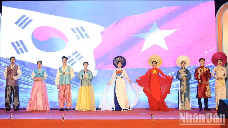 Показ национальных костюмов в рамках фестиваля. 