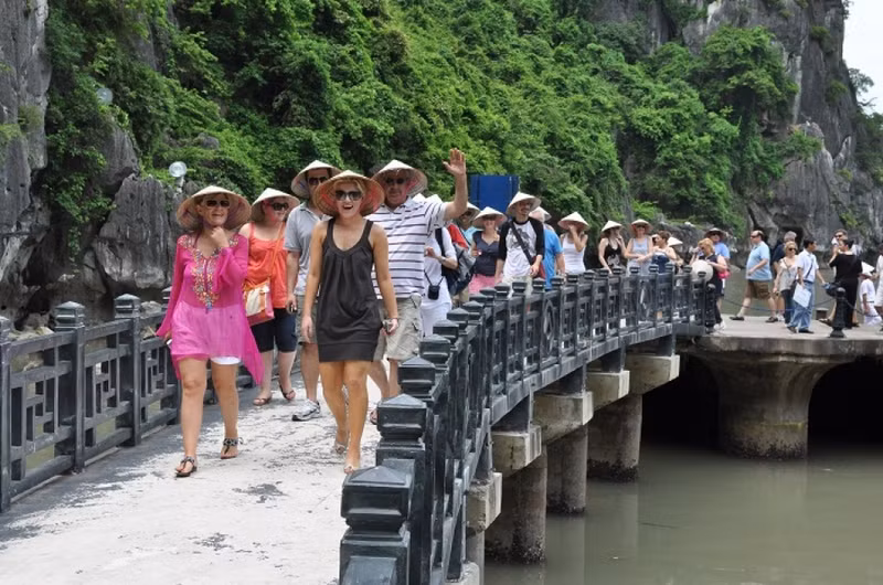 В апреле 2023 года во Вьетнам прибыло более 984 тыс. иностранных туристов. Фото: baoquocte.vn