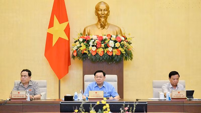 Председатель НС Выонг Динь Хюэ председательствует на заседании. Фото: Зюи Линь